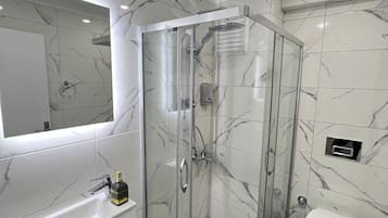 Habitación | Baño | Artículos de higiene personal gratuitos, secador de pelo y zapatillas