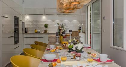 Grande Villa au Calme Coeur des Mathes