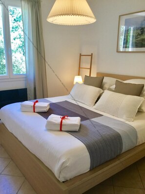 4 habitaciones, caja de seguridad en la habitación y escritorio 