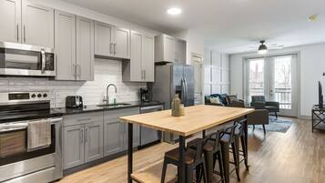 Full-sized fridge, microwave, oven, dishwasher