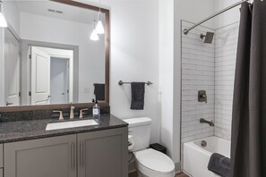 Ein Badezimmer mit Waschbecken, Toilette und Dusche.