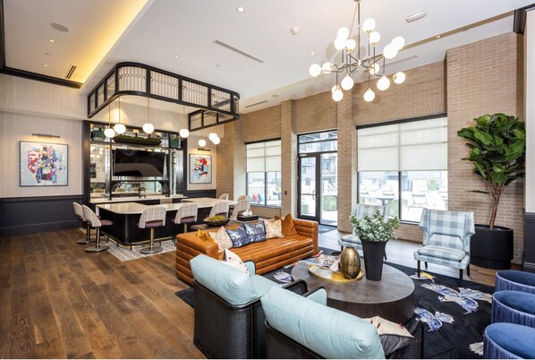 Lobby lounge - Woodburn Exchange (Cincinnati)