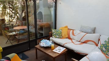 TV connectée, livres, espaces bureaux