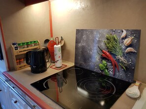 Een koelkast, een microgolfoven, een oven, een kookplaat