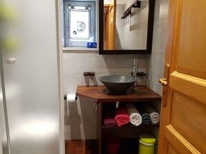 Chuveiro, secador de cabelo, toalhas de banho, sabonete