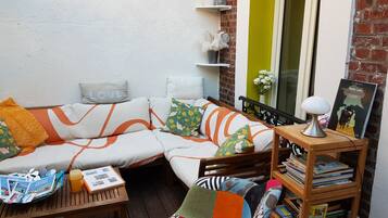 TV connectée, livres, espaces bureaux