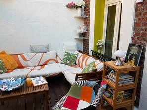 TV connectée, livres, espaces bureaux