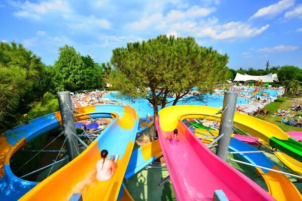 Ein Wasserpark mit mehreren Rutschen und einem Poolbereich.