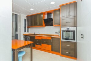 Frigorífico, microondas, horno y placa de cocina