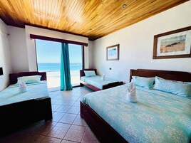 Habitación cuádruple Premium, vistas al mar | Cortinas opacas, wifi gratis, ropa de cama
