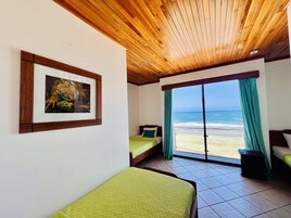 Habitación triple Premium, vistas al mar | Cortinas opacas, wifi gratis, ropa de cama