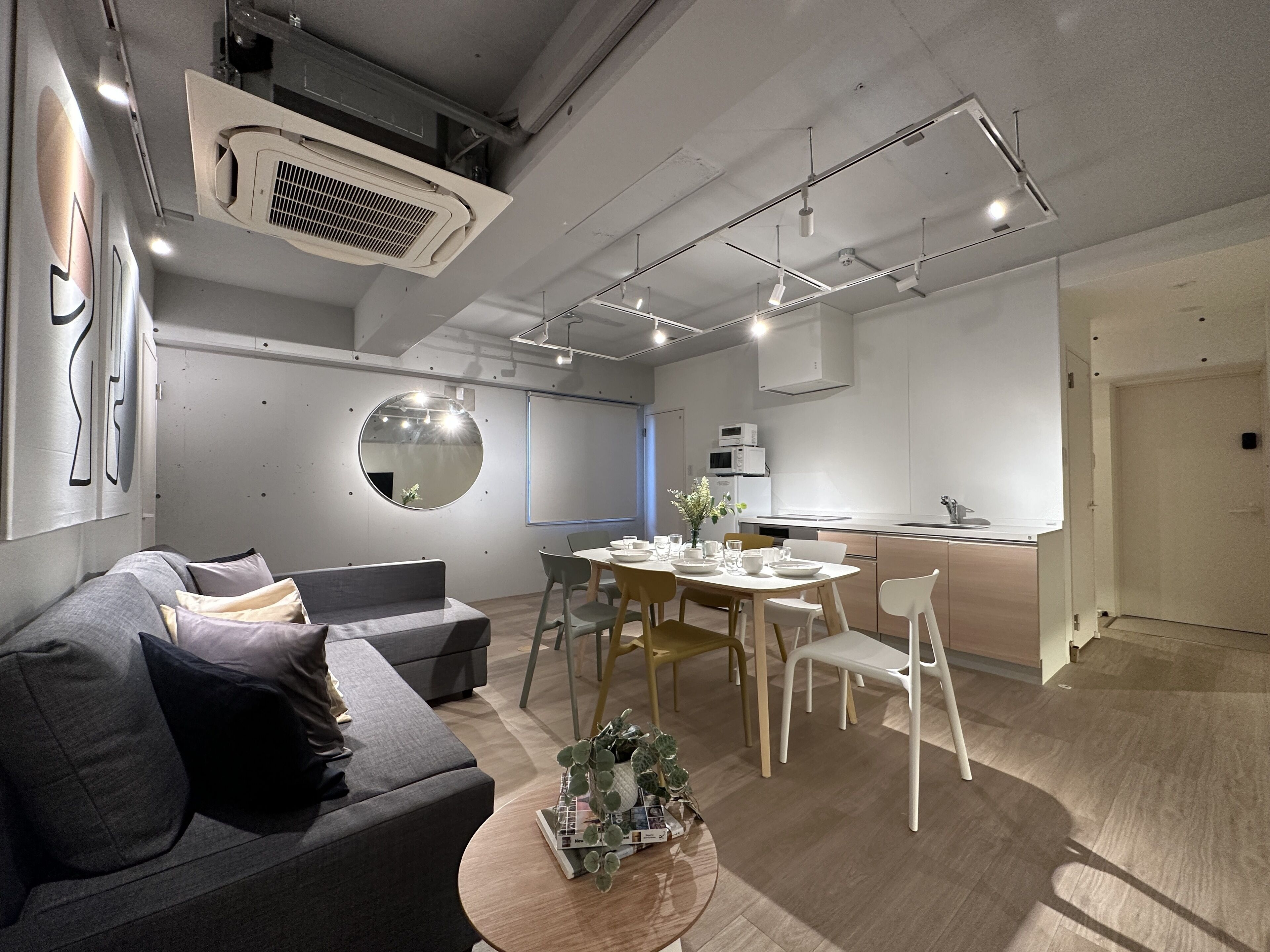 Un interior moderno con comedor, cocina y zona de estar.