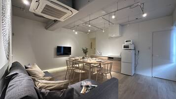 Deluxe Apartment, 2 Bedrooms (502) | Dining room