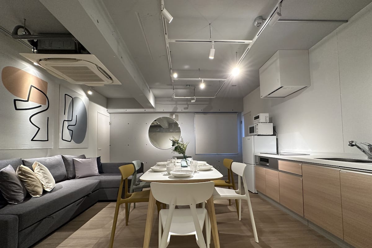 1 habitación, tabla de planchar con plancha, wifi gratis y ropa de cama
