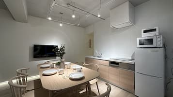 Deluxe Apartment, 2 Bedrooms (502) | Private kitchenette | Fridge, microwave, stovetop, toaster