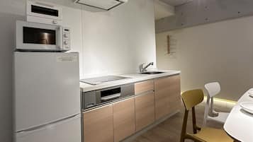 Családi apartman, 1 hálószobával (501) | Privát konyha | Hűtőszekrény, mikrohullámú sütő, főzőlap és kenyérpirító