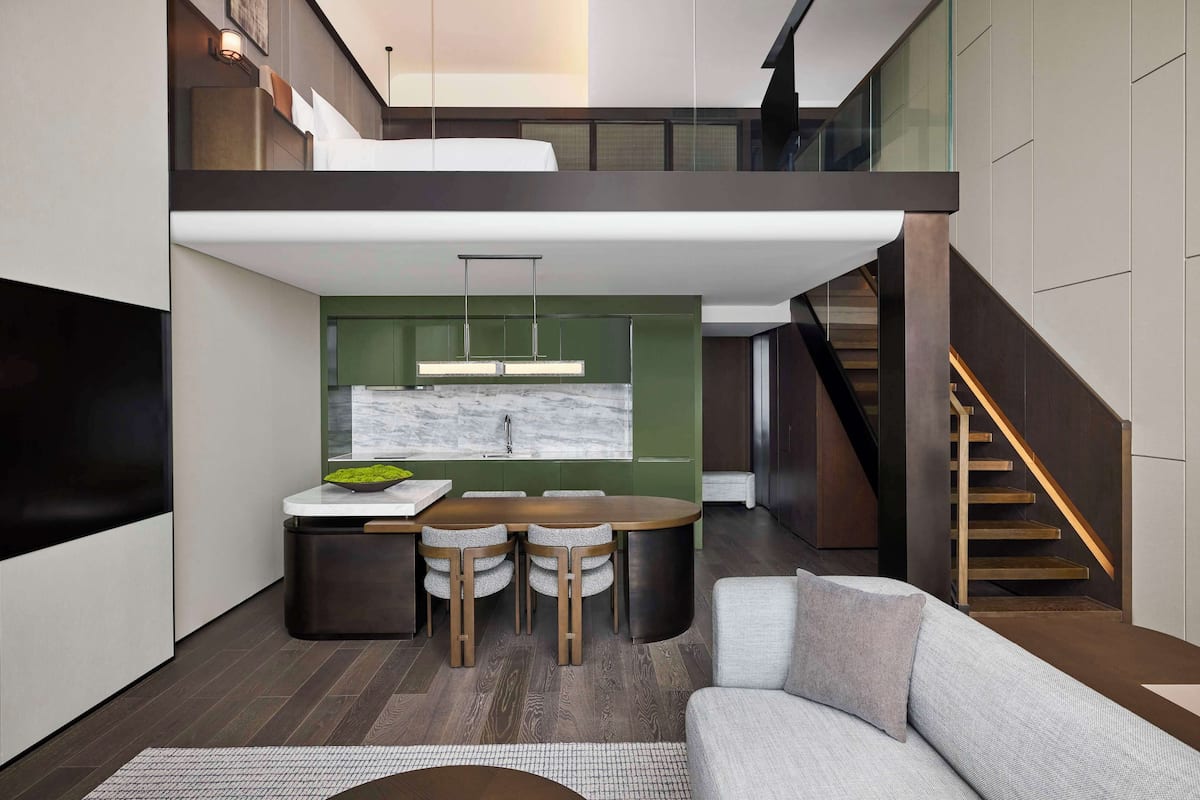 Suite, 1 très grand lit (Loft) | Coin séjour | Télévision à écran plat de 65 pouces avec chaînes numériques