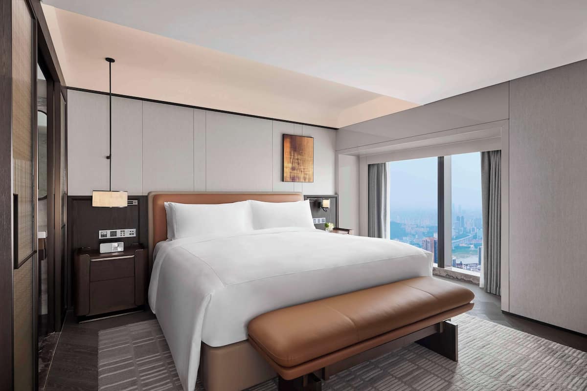 KING DELUXE LOFT SUITE SKY VIEW | Premium bedding, down duvets, minibar, in-room safe