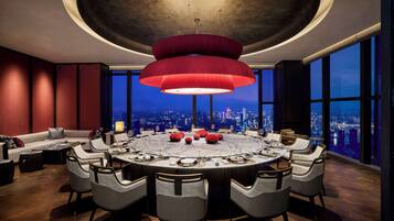2 restaurants; breakfast, lunch, dinner and brunch served