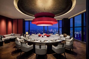 2 restaurants; breakfast, lunch, dinner, and brunch served