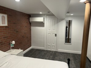 2 bedrooms, iron/ironing board, WiFi, bed sheets - Modern & cozy basement apartment in Queens near Public Transportation (Queens)