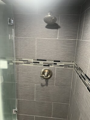 Ducha, secador de pelo, toallas y jabón