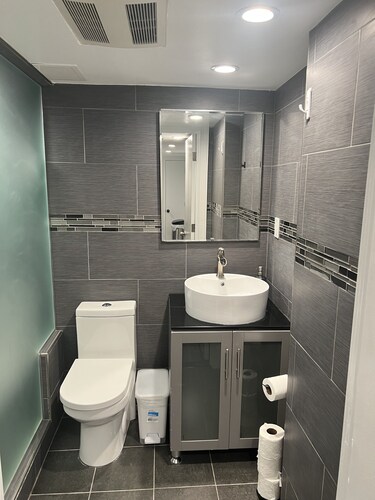 Modern & cozy basement apartment in Queens near Public Transportation