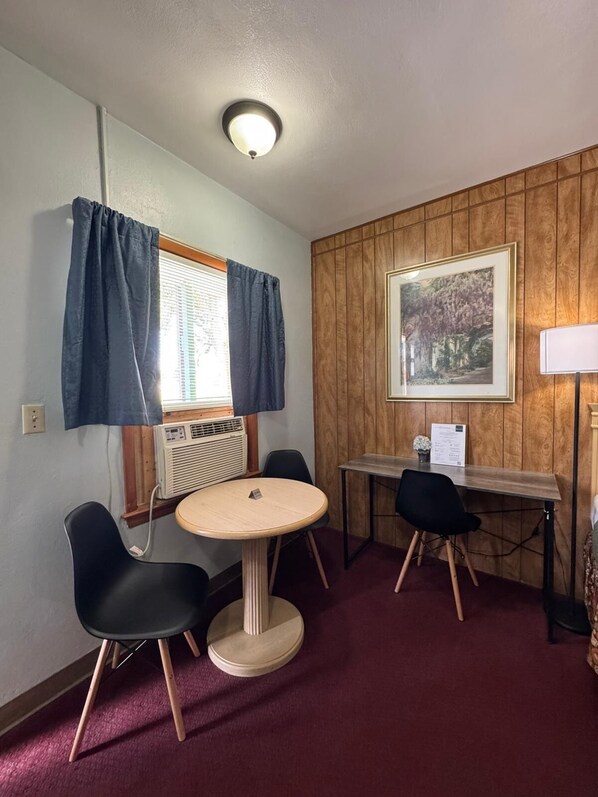 Kamar, 1 Tempat Tidur Queen, Bebas Asap Rokok | 1 kamar tidur, seprai premium, minibar, dan meja kerja