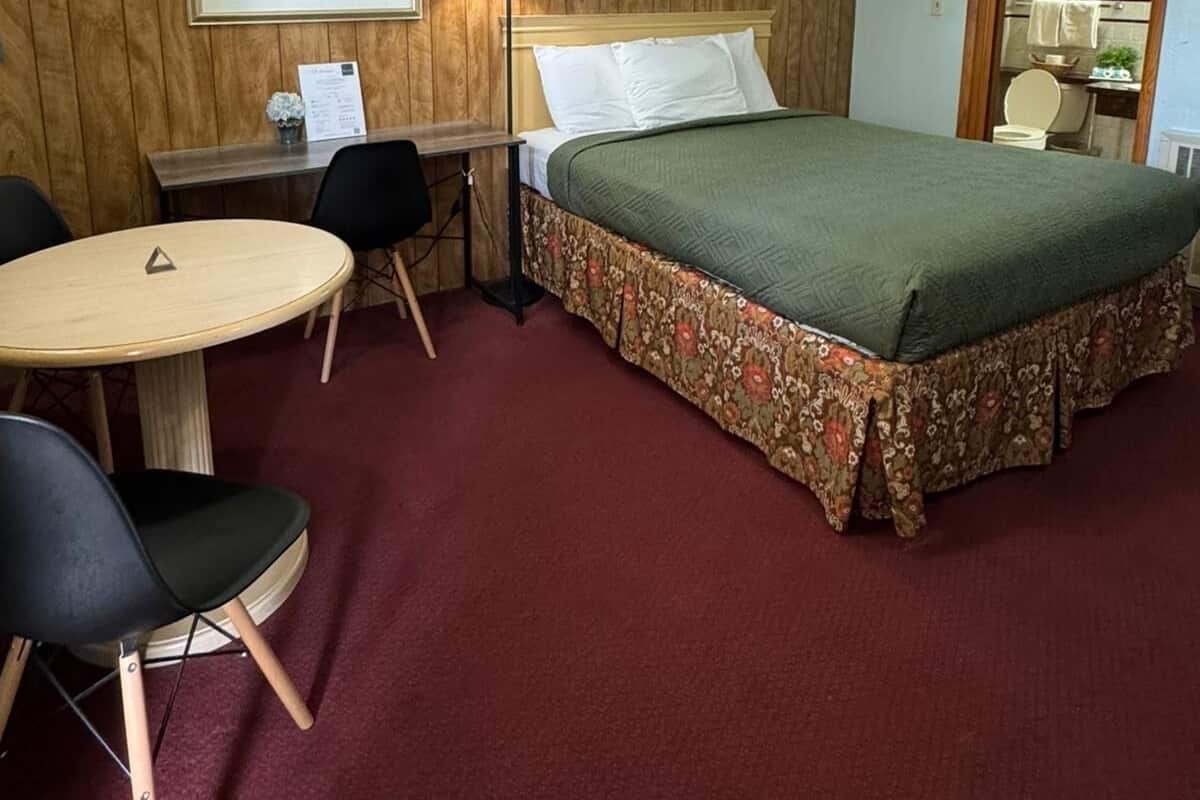 Habitación, 1 cama de matrimonio, no fumadores | 1 dormitorio, ropa de cama de alta calidad, minibar y escritorio