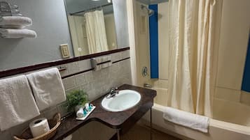 Habitació, 1 llit de matrimoni, no fumadors | Bany | Articles de tocador gratuïts, assecador de cabells i tovalloles