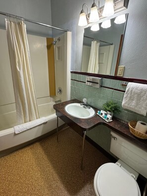 Ilmaiset hygieniatuotteet, hiustenkuivaaja, pyyhkeet