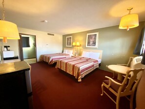 Kamar, 2 Tempat Tidur Queen, Bebas Asap Rokok | 1 kamar tidur, seprai premium, minibar, dan meja kerja