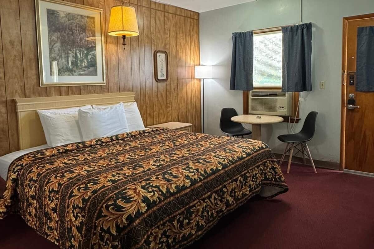 Habitación, 1 cama de matrimonio grande, no fumadores | 1 dormitorio, ropa de cama de alta calidad, minibar y escritorio