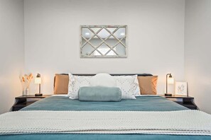 3 makuuhuonetta, työpöytä, silitysrauta/-lauta, vauvan matkasänky