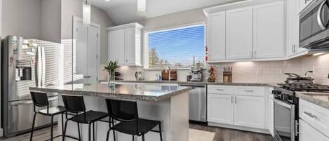 Refrigerador, microondas, horno y parrilla de estufa