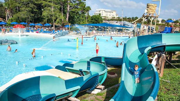 En vattenpark med flera vattenrutschkanor och ett poolområde.