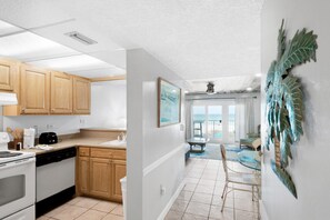 Condo, 2 camas Queen (Mariner West 205) | Cozinha privada | Fogão, torradeira