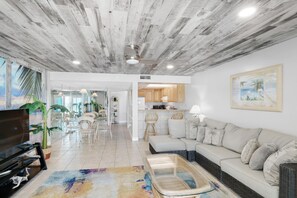 콘도, 퀸사이즈침대 2개 (Mariner West 205) | 거실 공간 | TV