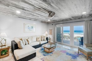 콘도, 퀸사이즈침대 2개 (Mariner West 205) | 거실 공간 | TV