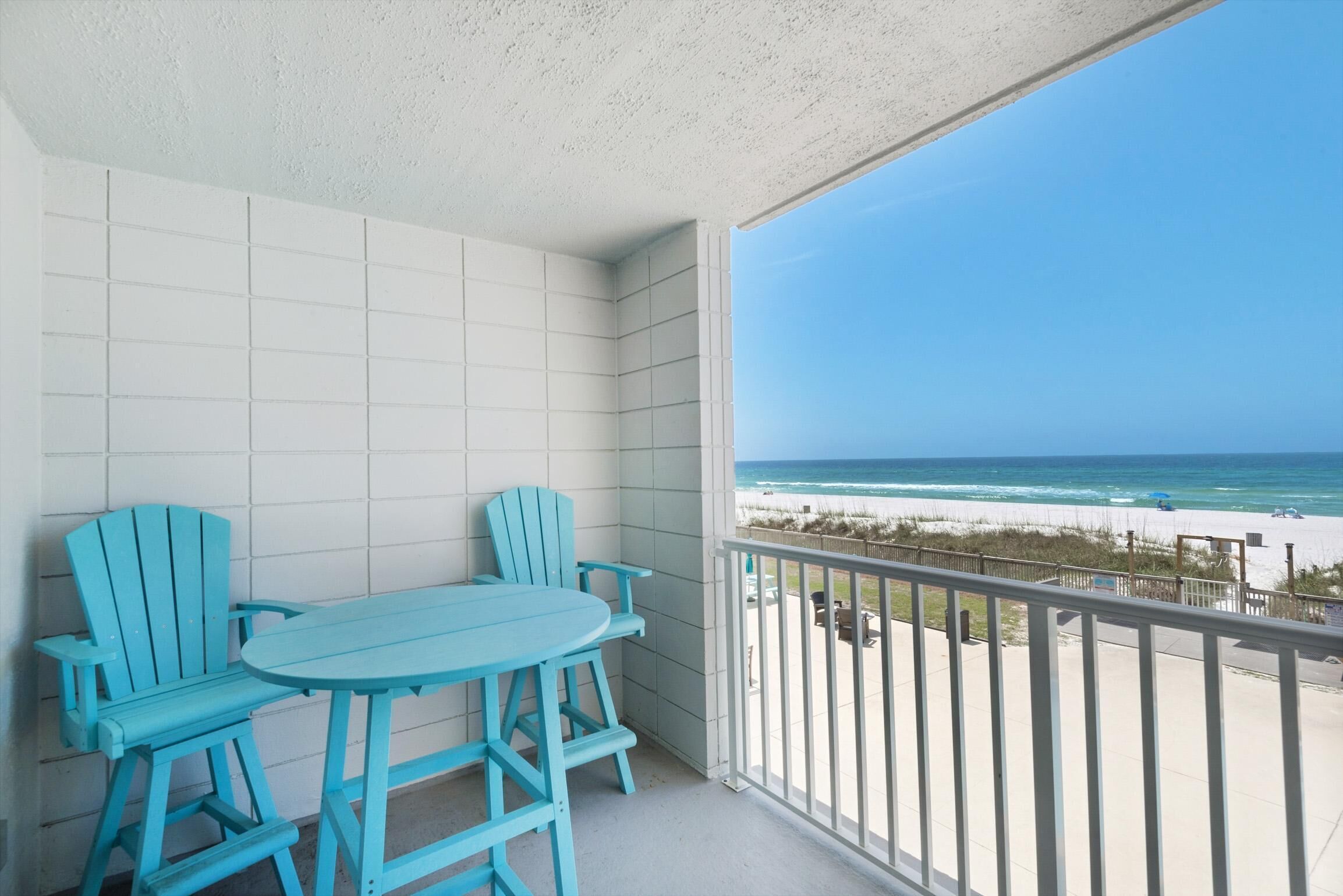Ein Balkon mit Blick auf den Strand.