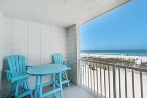 Uma varanda com vista para a praia.
