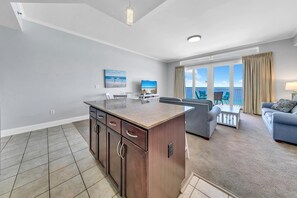 Condo, 1 cama King size y sofá cama (Laketown Wharf 2017) | Área de sala de estar | Televisión 