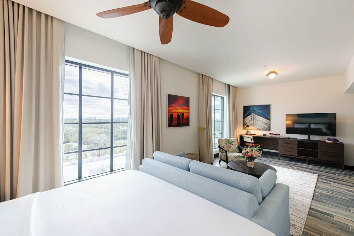 Deluxe studio, 1 kingsize bed, balkon, uitzicht op rivier | 1 slaapkamer, luxe beddengoed, een kluis op de kamer, een bureau
