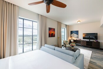 Deluxe Studio, 1 King Bed, Balcony, River View | Premium bedding, in-room safe, desk, iron/ironing board at The Perry Hotel Naples