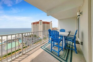 Apartamento, varias camas (Laketown Wharf 1326) | Restaurante al aire libre
