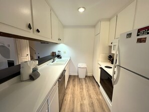 Frigorifero, microonde, lavastoviglie, macchina per tè/caffè