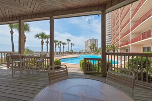 Apartamento, varias camas (Hidden Dunes 402) | Restaurante al aire libre