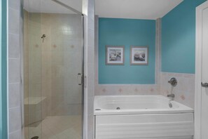 Apartamento, varias camas (Hidden Dunes 402) | Baño | Toallas, jabón y papel higiénico