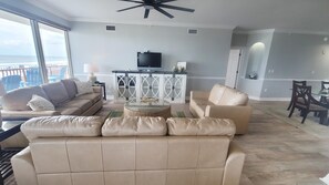 Condo, varias camas (Hidden Dunes 305) | Área de sala de estar | Televisión