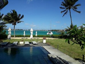 Pool - Beachfront, stylish, calm apartment by Althea (Grand-Bays)